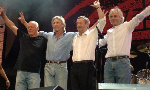 Legjendat bëhen bashkë Pink Floyd, publikojnë këngën e re “Hey Hey Rise Up”