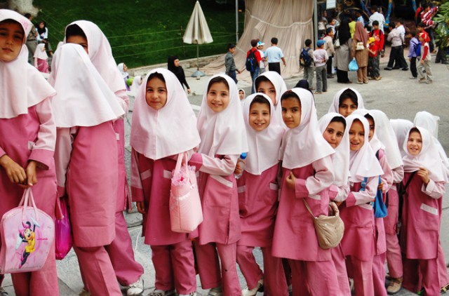 Irani ndalon mësimin në gjuhën angleze