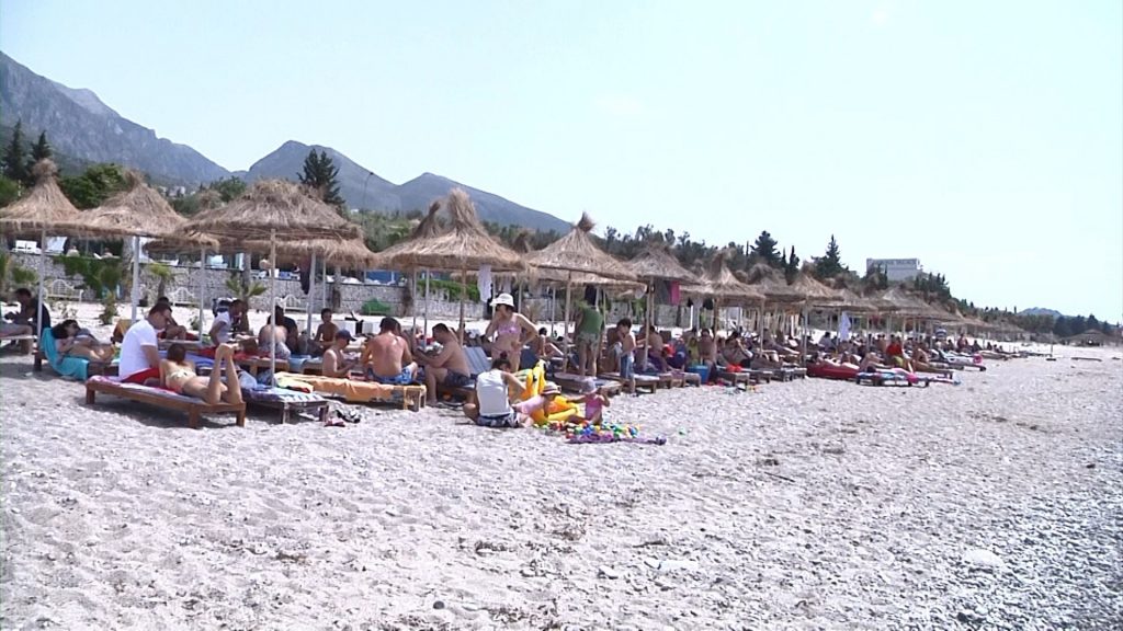 Nis sezoni turistik në Shqipëri ,qindra vizitorë “pushtojnë” Jugun