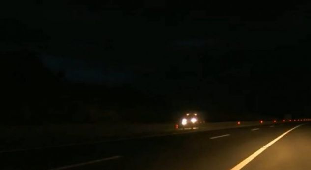 Hajdutët vjedhin kabllot, autostrada “Ibrahim Rugova” një vit e gjysmë pa ndriçim