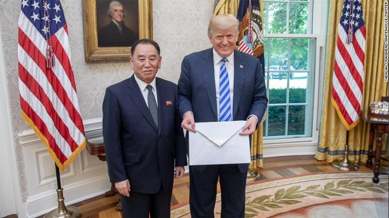 Kim Jongu i dërgoi një letër gjigande Trumpit- spekulime për shkakun e madhësisë