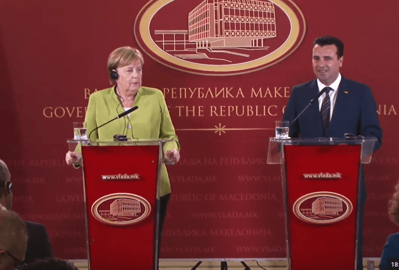 Merkel në Shkup: Përkrah Referendumin, mundësi për në NATO dhe BE
