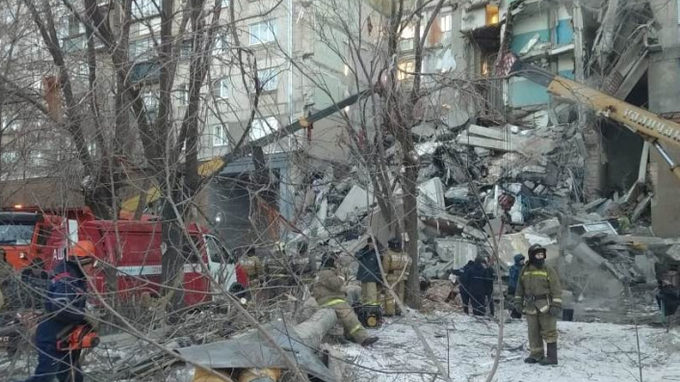 Tre të vdekur dhe 79 të humbur pas rënies së ndërtesës në Rusi