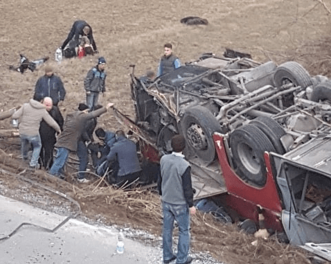 Aksidenti i rëndë në autostradën Shkup-Tetovë.Tre viktima dhe mbi 20 të lënduar