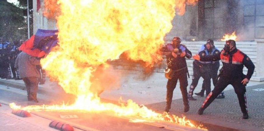 Bomba molotov drejt godinave, plagosen policë dhe protestues