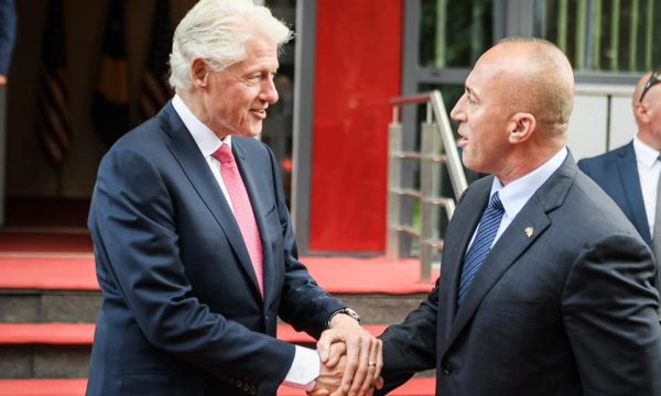 Bill Clinton viziton Kosovën: Kosova meriton të jetë në BE dhe në NATO