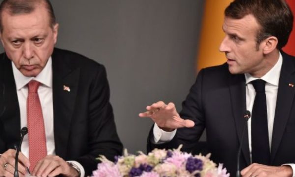 Macron sulmon Turqinë : Ata bashkëpunojnë me ndërmjetës të ISIS’it