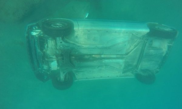 Si mund ta shpëtoni veten nga një makinë që zhytet në ujë