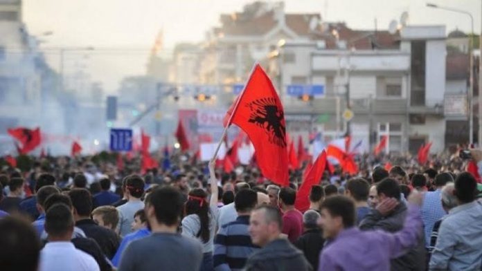 Çfarë kërkojnë dhe çka u ndalohet shqiptarëve në Maqedoninë Veriore?