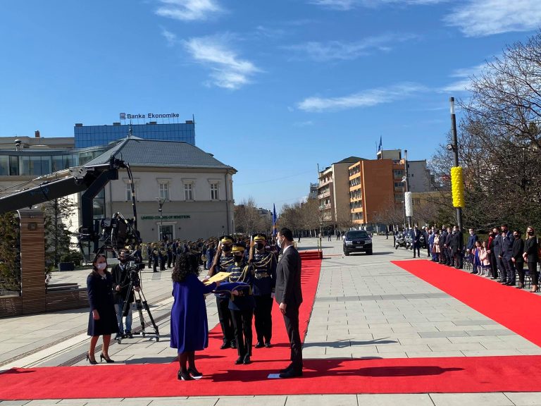 Vjosa Osmani merr zyrtarisht detyrën si Presidente e Kosovës, përshëndetet me nderime nga Garda e FSK-së