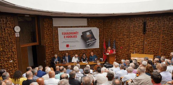 Në Prishtinë u promovua romani i Bardhyl Mahmutit “Eskadronët e vdekjes”-video