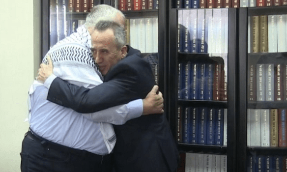 Ambasadori i ri i Palestinës në Beograd përqafon kriminelin e luftës në Bosnje, Sheshelin