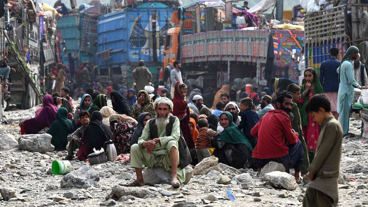 Humanizmi i munguar i shteteve muslimane, Pakistani dëbon 1.7 milionë refugjat afgan në krahët e talibanëve në Afganistan
