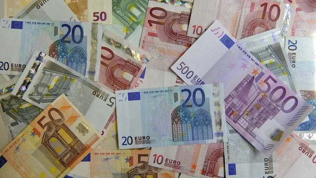 Banka e Shqipërisë ndalon rënjen e euros, kursi pranë kufirit të 100 lekëve
