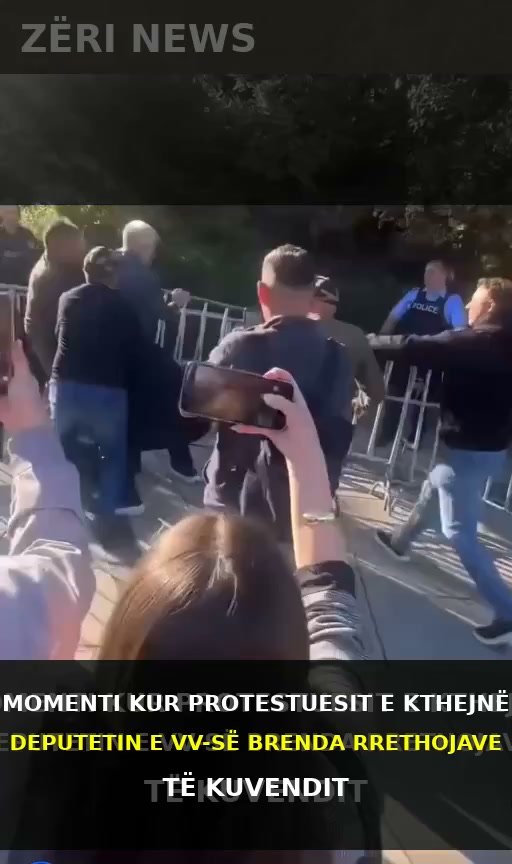 🟥 PROTESTUESIT E GJUAJNË DEPUTETIN E VV-SË PËRTEJ GARDHIT, E KTHEJNË BRENDA RRETHOJAVE TË KUVENDIT