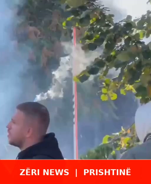 🔴 TENSIONOHET SITUATA PARA KUVENDIT TË KOSOVËS – PROTESTUESIT KËRKOJNË VOTIMIN E NDRYSHIMEVE PËR SPECIALEN